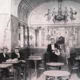 ...e all�interno le eleganti sale affrescate con scene classiche, erano finemente arredate con tavolini in ferro battuto e marmo, divanetti e specchi dorati